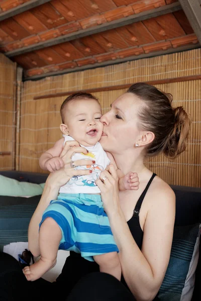 Jeunes femmes embrasser bébé — Photo