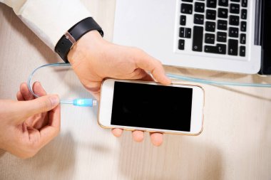 İşadamı Akıllı Telefonu Şarj Ediyor