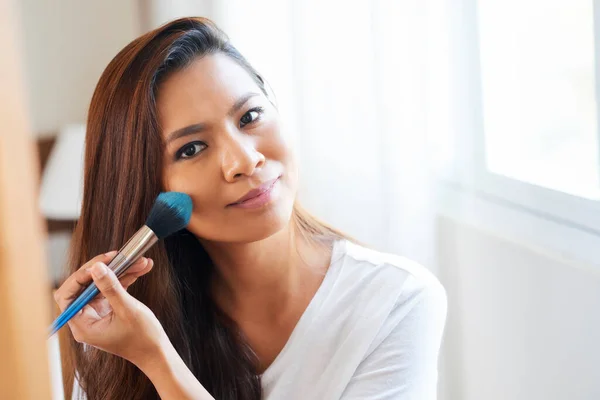 Young Woman Applying Powder Blush — Stock Photo, Image