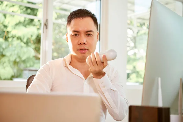 Businessman Reading E-mails or Reports — Stock fotografie