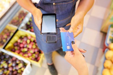 Parasını ödeyen kadın