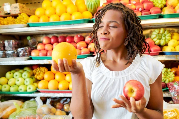 Женщина покупает фрукты в магазине — стоковое фото