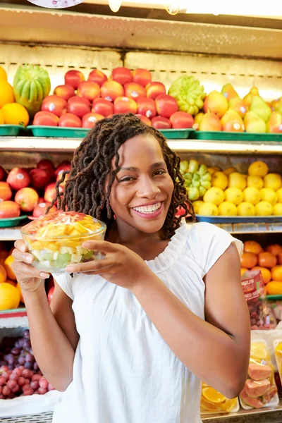 Cliente compra frutas na loja — Fotografia de Stock