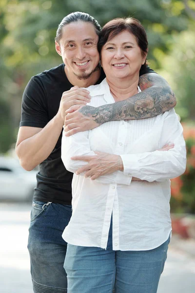 Felice madre e figlio all'aperto — Foto Stock