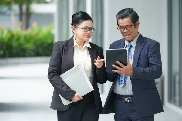 Senior Business Pärchen im Gespräch — Stockfoto