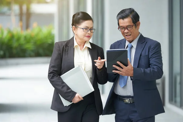 Geschäftspartner diskutieren Dokument — Stockfoto