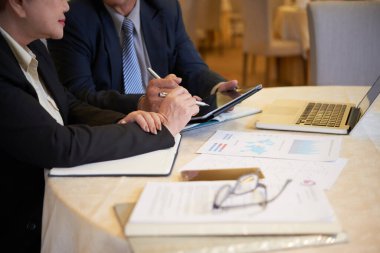 İşletme Yöneticileri Mali Verileri Tartışıyor