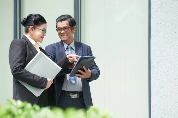 Unternehmer zeigt Kollegen Vertrag — Stockfoto