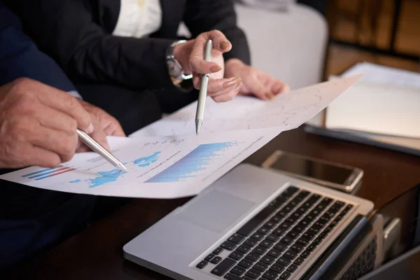 Gente de negocios discutiendo el desarrollo de la empresa — Foto de Stock