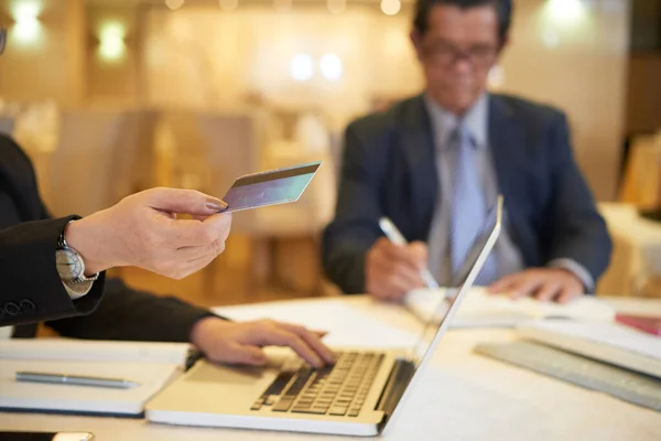 Geschäftsfrau bestellt online — Stockfoto