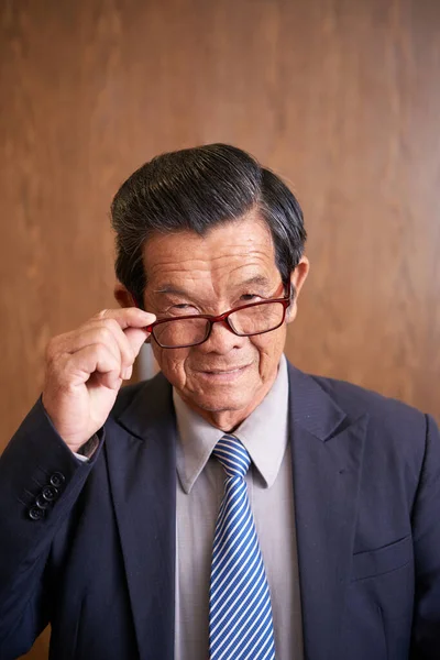 Affärsman som tar av glasögonen — Stockfoto