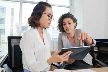 Öfkeli İş Kadını Hataları Gösteriyor