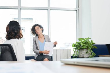 İş kadını Meslektaşlarının Çizelgesini Gösteriyor