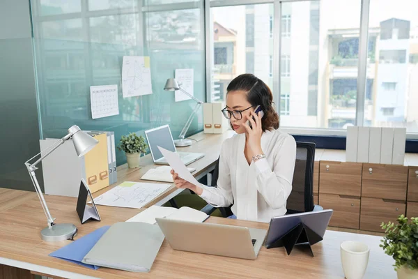 Kvinnlig entreprenör talar i telefon — Stockfoto