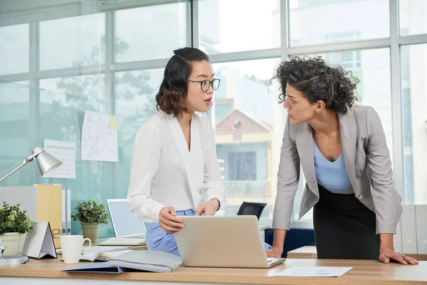 Zakenvrouwen merken grote fout op — Stockfoto