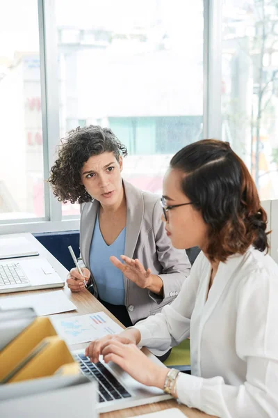 Angry Businesswoman Falando com Colega — Fotografia de Stock