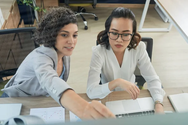 Emprendedoras discutiendo estadísticas — Foto de Stock