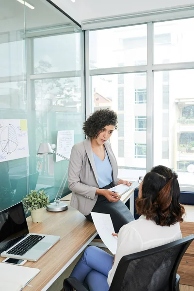 Seriöser Unternehmer im Gespräch mit Kollegen — Stockfoto