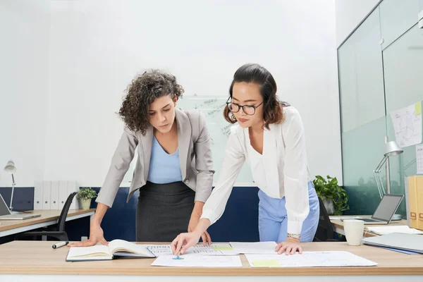 Empresárias Analisando Quadros e Relatórios — Fotografia de Stock