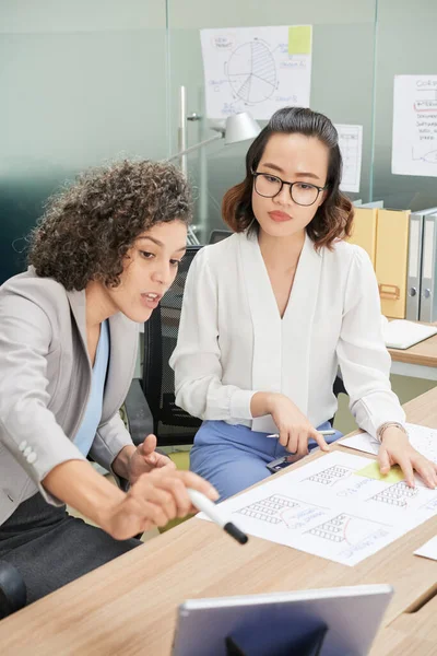 Unternehmerinnen arbeiten mit Berichten, — Stockfoto