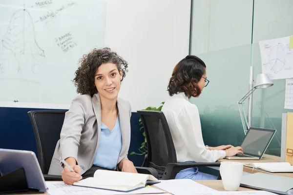 Businesswoman Writing in Planner — Stock Photo, Image