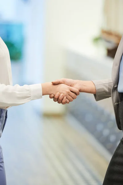 Businesswomen Shaking Hands in Office Corridor — Stock Photo, Image