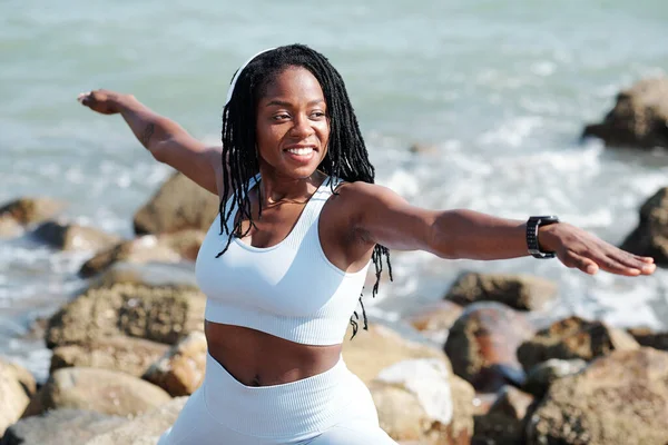 Souriant Jolie Jeune Sportive Forme Pratiquant Posture Guerrière Sur Plage — Photo