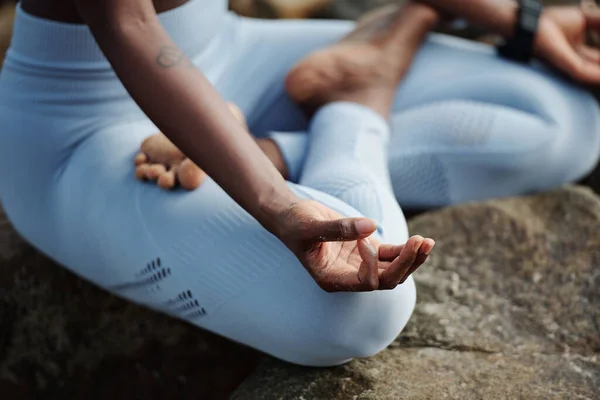 Vrouw Houdt Handen Gyrische Mudra Bij Het Mediteren Lotuspositie Zandstrand — Stockfoto