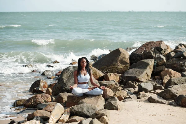 Calma Giovane Sportiva Meditando Sulla Spiaggia Rocciosa Seduta Posizione Loto — Foto Stock