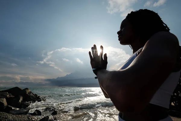 Joven Deportista Forma Encantadora Haciendo Namaste Mudra Meditar Rayos Sol — Foto de Stock