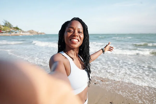 Красива Молода Жінка Дредлоками Посміхається Приймає Селфі Пляжі — стокове фото