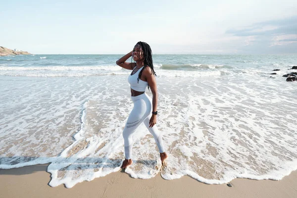 Attrayant Forme Jeune Femme Marchant Sur Plage Sable Après Avoir — Photo