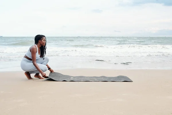 Fit Junge Frau Rollt Yogamatte Sandstrand Aus Morgens Sport Treiben — Stockfoto