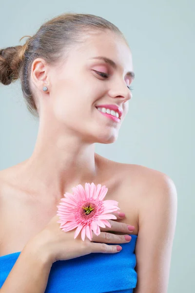 Tenera donna con fiore — Foto Stock