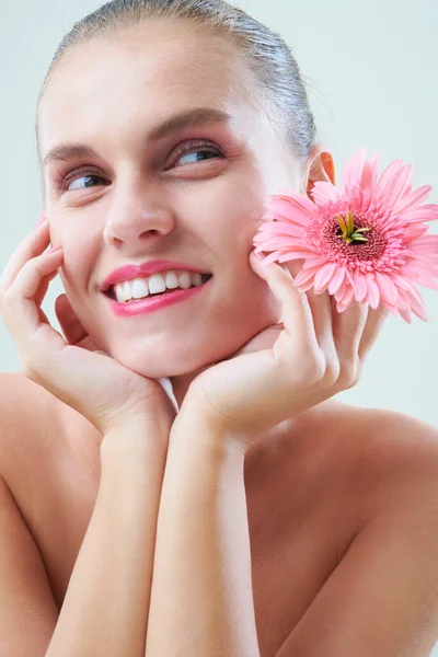 Junge Frau mit Gerbera — Stockfoto