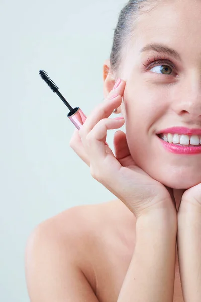 Dromerige vrouw met mascara — Stockfoto