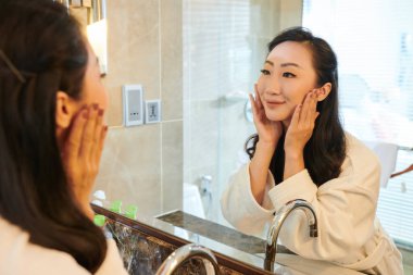 Asyalı Kadın Yıkama Yüzü