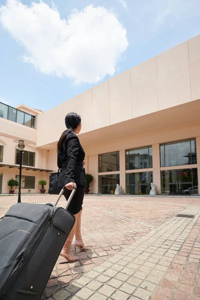 Vrouw op weg naar het vliegveld — Stockfoto