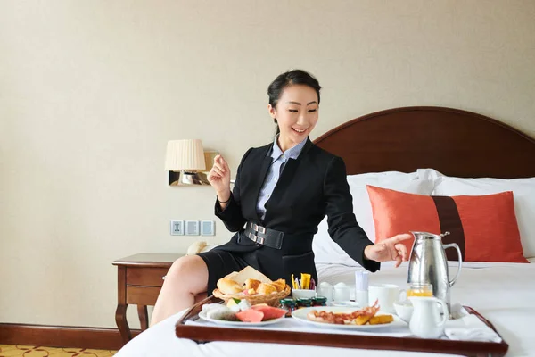 Njuter av frukosten på hotellet — Stockfoto