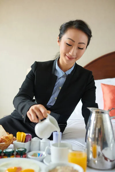 Aziatische zakenvrouw in hotel kamer — Stockfoto