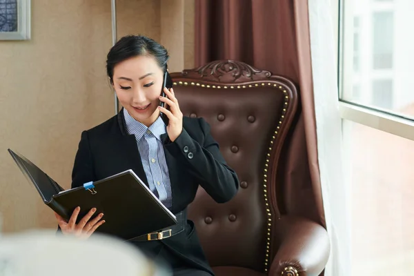 Mujer de negocios asiática discutiendo contrato — Foto de Stock