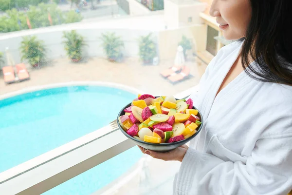 Vrouw eet fruit in het hotel — Stockfoto