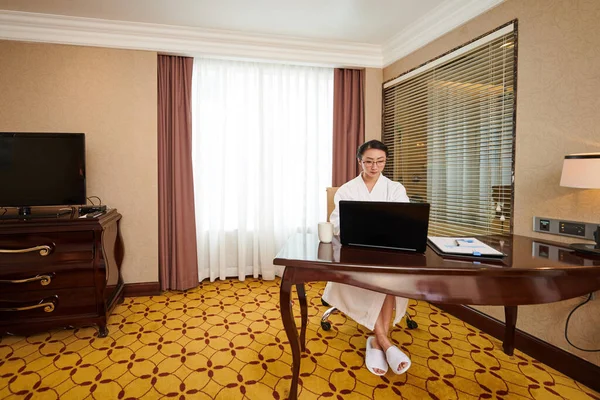 Businesswoman Psaní na notebook v hotelu — Stock fotografie