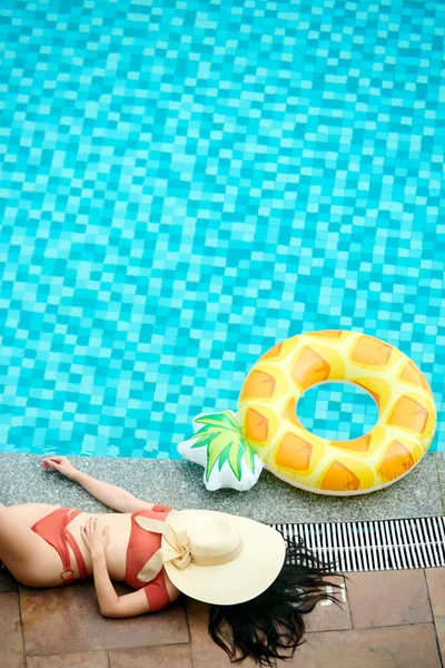 Sleeping Near Swimming Pool — Stock Photo, Image