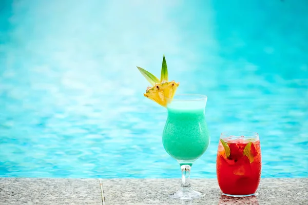 Letní koktejly u bazénu — Stock fotografie
