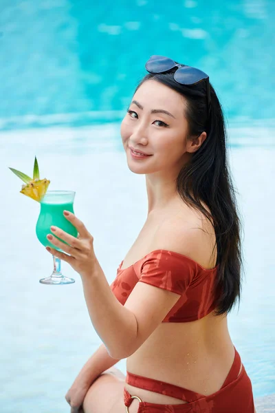 Asiática mujer en traje de baño — Foto de Stock