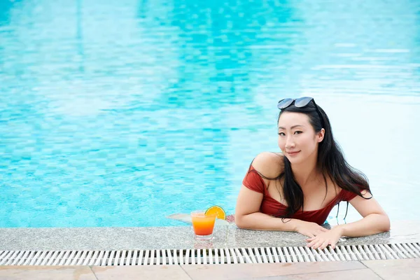 Jovem mulher asiática na piscina — Fotografia de Stock