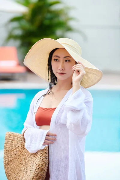 Asiatische Frau im Sommerhut — Stockfoto