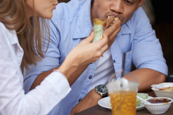 Couple Eating Delicious Spring Rolls — Stock Photo, Image