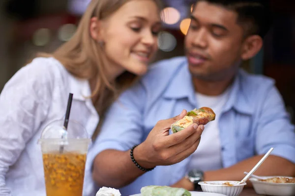 Pareja disfrutando de deliciosos rollos de primavera —  Fotos de Stock